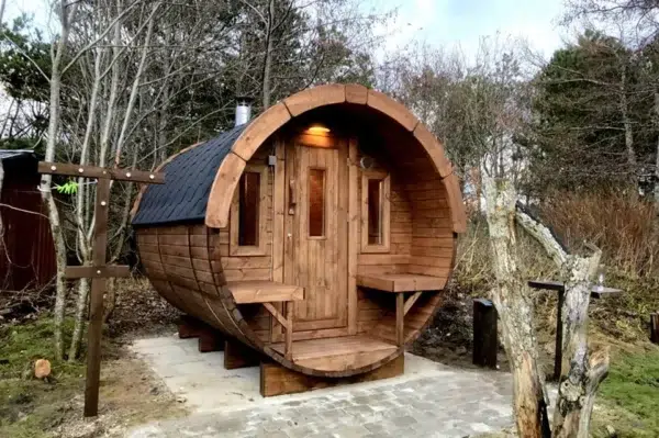 Outdoor barrel sauna, front entrance with porch benches
