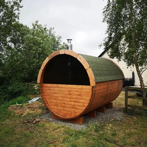 Outdoor barrel sauna, rear exterior with semicircular panoramic window