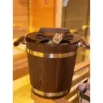 TESLI 20 L thermo wood sauna bucket with plastic insert and lid, bucket standing on a sauna bench